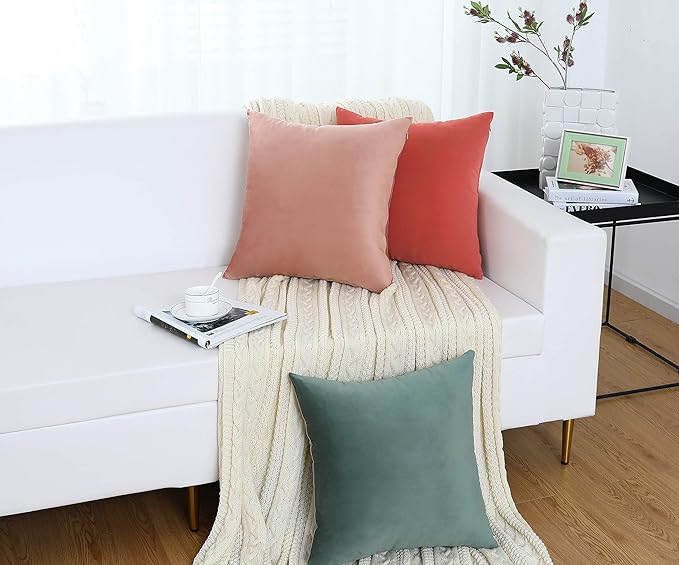 Jeneoo Set of 1 Decorative Throw Pillow Covers Soft Velvet Comfy Solid Square Couch Cushion Cover Decor (Lavender, 26 x 26 Inches)