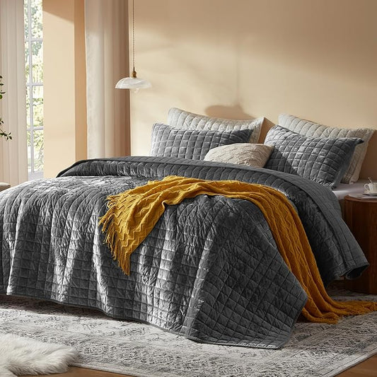 LEAONME Velvet Quilt California King-118''x106'', Lightweight Grey Velvet Comforter Set with 2 Pillow Shams, Soft Oversized Bedspread Coverlet Quilted Bedding Set for All Season