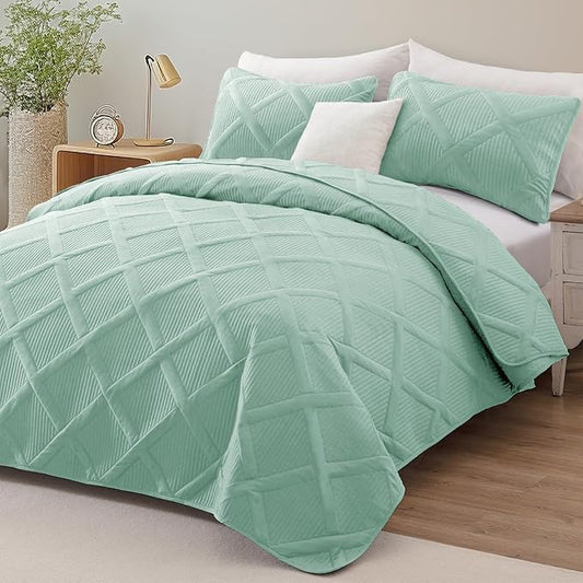 Exclusivo Mezcla Oversized King Quilt Set- Light Green Cal King Quilts Bedding Set with 2 Pillow Shams, Modern Bedspread with Striped Pattern, Soft Lightweight Bedspreads Coverlets for All Seasons