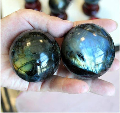 StoneStory Natural Labradorite Healing Crystal Sphere Ball Gemstone for Reiki Balancing Meditation Energy Home and Office Decoration (6cm, Labradorite)
