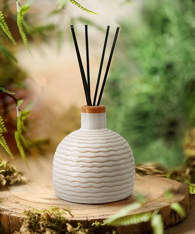 GeLive Vintage White Ceramic Bud Vase - Small Rustic Retro Flower Vase Diffuser Bottle - Farmhouse Boho Vase for Bud Hydroponics Plants - Table Centerpiece - Minimalism Home Decor