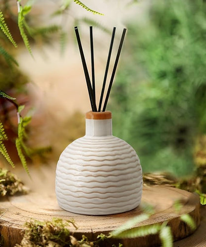 GeLive Vintage White Ceramic Bud Vase - Small Rustic Retro Flower Vase Diffuser Bottle - Farmhouse Boho Vase for Bud Hydroponics Plants - Table Centerpiece - Minimalism Home Decor