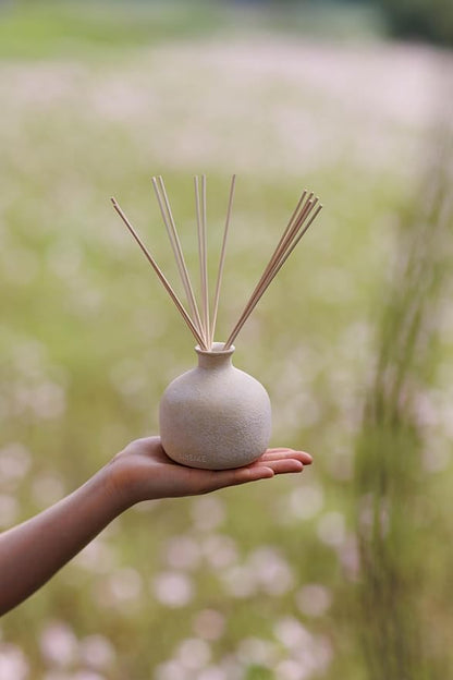BLUEME Renew-Ivy & Rose, 5.92 Fl Oz Wellness Diffuser, Contains Essential Oil, Sustainable, Hand Finished, Premium, Luxury Ceramic, Natural Rattan Reeds