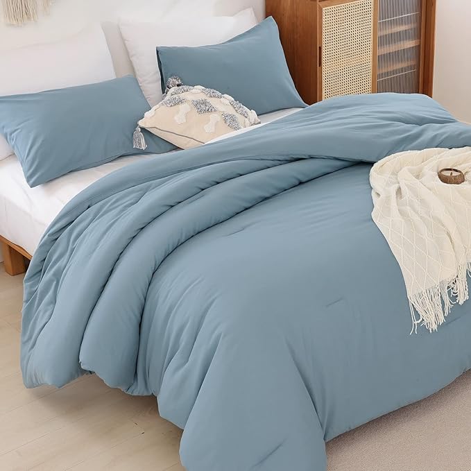 ROSGONIA Oversized Queen Comforter Dusty Blue, 3pcs (1 Comforter & 2 Pillowcases) Lightweight Oversized Queen Comforter Sets Bedding Blanket Quilts