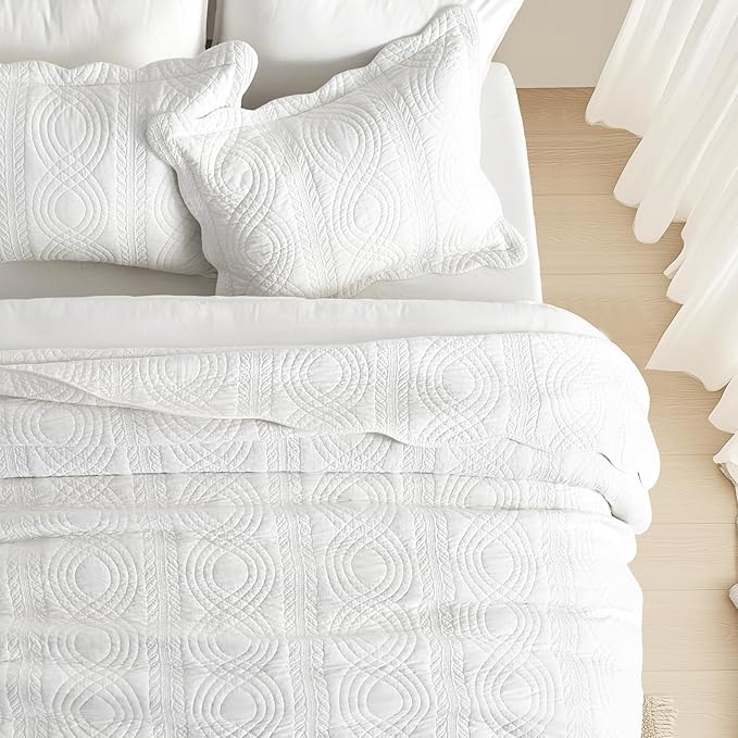 EVERGRACE 100% Cotton Scallop Quilt Set, King Size 3 Piece Set – Lightweight Bedspread with 2 Shams, Soft Prewashed Matelasse Coverlet for Cozy and Elegant Bedding, Bright White