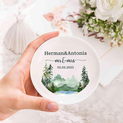 Personalized Mr. & Mrs. Ceramic Trinket Jewelry Dish with Couple Names and Date Small Decorative Jewelry Trinket Ring Tray Wedding Ring Dish Engagement Gift for Couple Brides Newlyweds