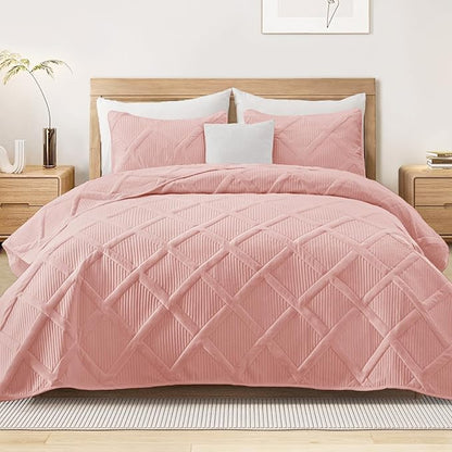 Exclusivo Mezcla Oversized King Quilt Set- Blush Pink Cal King Quilts Bedding Set with 2 Pillow Shams, Modern Bedspread with Striped Pattern, Soft Lightweight Bedspreads Coverlets for All Seasons