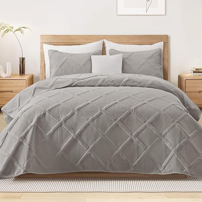 Exclusivo Mezcla Quilts Queen Size - Light Grey Quilt Set Bedspread with 2 Pillow Shams, Modern Bedding Set with Striped Pattern, Soft Lightweight Bedspreads Queen Size for All Seasons