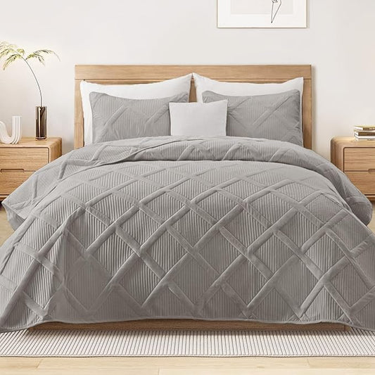 Exclusivo Mezcla Oversized King Quilt Set- Light Grey Cal King Quilts Bedding Set with 2 Pillow Shams, Modern Bedspread with Striped Pattern, Soft Lightweight Bedspreads Coverlets for All Seasons