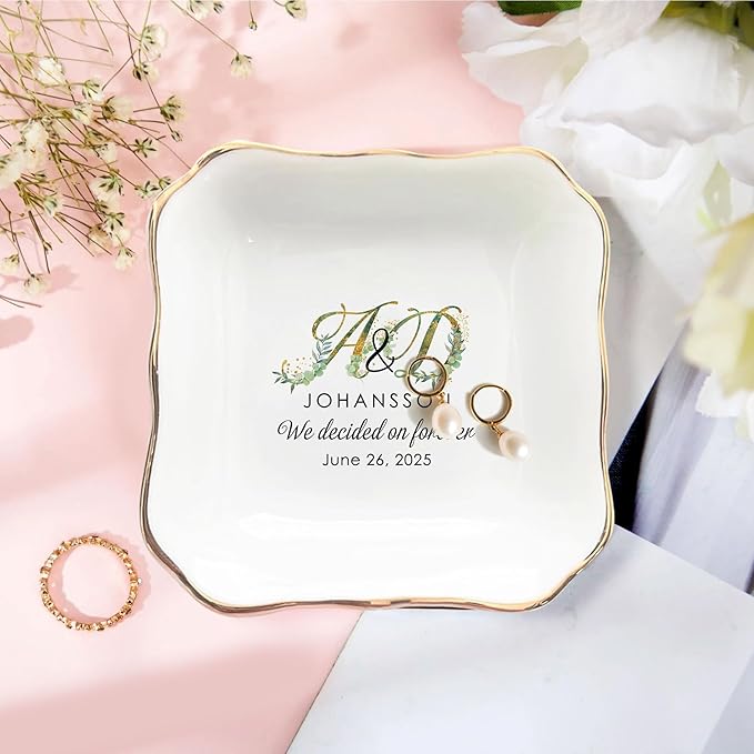 Personalized Mr. and Mrs. Ring Dish Engagement Gifts for Couples, Wedding Jewelry Tray Ring Holder, Gifts for Women Newlywed Future Bride To be, Anniversary Engaged Gift for Women
