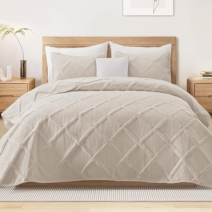 Exclusivo Mezcla Oversized King Quilt Set- Brich Beige Cal King Quilts Bedding Set with 2 Pillow Shams, Modern Bedspread with Striped Pattern, Soft Lightweight Bedspreads Coverlets for All Seasons