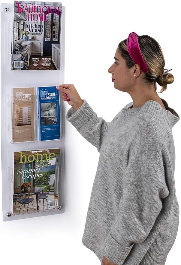 Displays2go Three Pocket Magazine Wall Rack, Display Periodicals or Brochures - Clear (2RP3CLR)