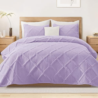 Exclusivo Mezcla Quilts Queen Size - Lilac Quilt Set Bedspread with 2 Pillow Shams, Modern Bedding Set with Striped Pattern, Soft Lightweight Bedspreads Queen Size for All Seasons