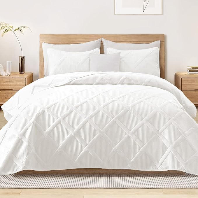 Exclusivo Mezcla Twin Size Quilt Set - White Quilts Bedding Set with 2 Pillow Shams, Modern Bedspread with Striped Pattern, Soft Lightweight Bedspreads Coverlets for All Seasons