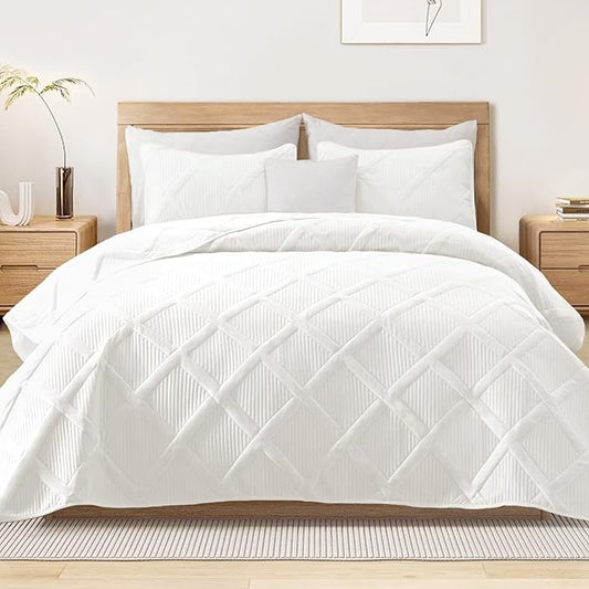 Exclusivo Mezcla Twin Size Quilt Set - White Quilts Bedding Set with 2 Pillow Shams, Modern Bedspread with Striped Pattern, Soft Lightweight Bedspreads Coverlets for All Seasons