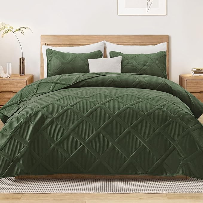 Exclusivo Mezcla King Quilt Set- Olive Green Quilts Bedding Set with 2 Pillow Shams, Modern King Bedspread with Striped Pattern, Soft Lightweight Bedspreads Coverlets for All Seasons