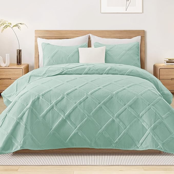 Exclusivo Mezcla Twin Size Quilt Set - Light Green Quilts Bedding Set with 2 Pillow Shams, Modern Bedspread with Striped Pattern, Soft Lightweight Bedspreads Coverlets for All Seasons
