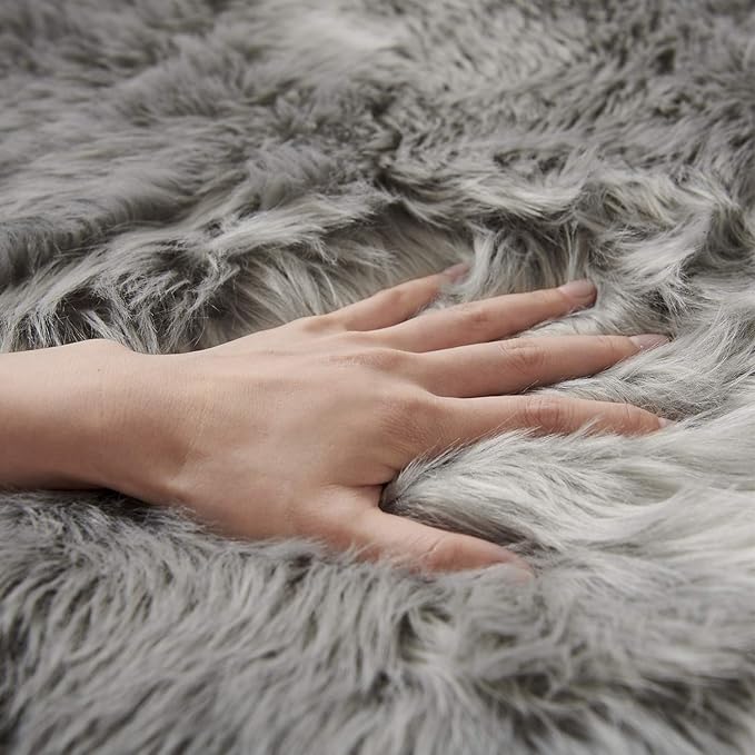 SERISSA Soft Fluffy Area Rug, Grey Faux Sheepskin Fur Rug, Shaggy Rug for Bedroom Floor Fuzzy Carpet for Living Room 4x6 Feet