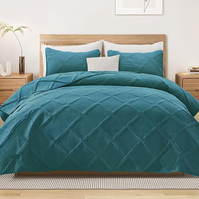 Exclusivo Mezcla Oversized King Quilt Set- Teal Cal King Quilts Bedding Set with 2 Pillow Shams, Modern Bedspread with Striped Pattern, Soft Lightweight Bedspreads Coverlets for All Seasons