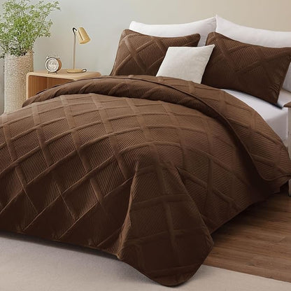 Exclusivo Mezcla Oversized King Quilt Set- Brown Cal King Quilts Bedding Set with 2 Pillow Shams, Modern Bedspread with Striped Pattern, Soft Lightweight Bedspreads Coverlets for All Seasons