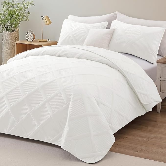 Exclusivo Mezcla Twin Size Quilt Set - White Quilts Bedding Set with 2 Pillow Shams, Modern Bedspread with Striped Pattern, Soft Lightweight Bedspreads Coverlets for All Seasons