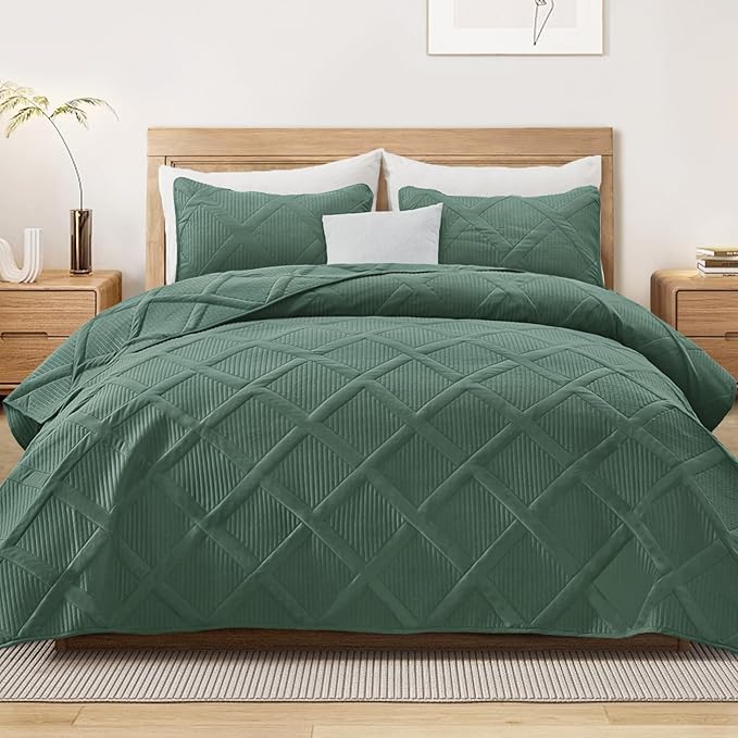 Exclusivo Mezcla Twin Size Quilt Set - Green Quilts Bedding Set with 2 Pillow Shams, Modern Bedspread with Striped Pattern, Soft Lightweight Bedspreads Coverlets for All Seasons