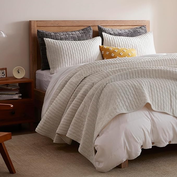 LEAONME Velvet Quilt King Size 98''x106'', Lightweight White Velvet Comforter Set with 2 Matching Shams, Soft Cross Stitch Bedspread Coverlet Bedding Set for All Season