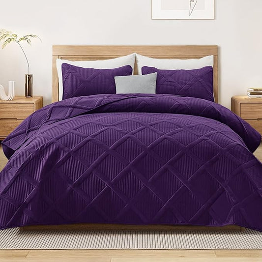 Exclusivo Mezcla Oversized King Quilt Set- Deep Purple Cal King Quilts Bedding Set with 2 Pillow Shams, Modern Bedspread with Striped Pattern, Soft Lightweight Bedspreads Coverlets for All Seasons