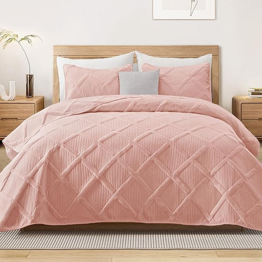 Exclusivo Mezcla Twin Size Quilt Set - Blush Pink Quilts Bedding Set with 2 Pillow Shams, Modern Bedspread with Striped Pattern, Soft Lightweight Bedspreads Coverlets for All Seasons