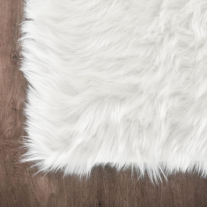 Latepis 5x7 Area Rugs White Furry Faux Sheepskin Rug Washable Fluffy Fur Rug for Living Room Non-Slip Plush Shaggy Rugs for Bedroom Entertainment Room Luxury Home Décor