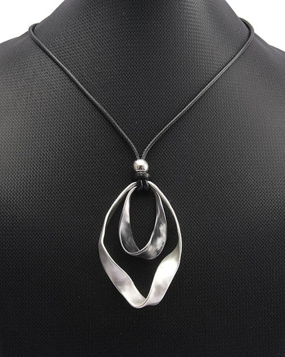 Leather Necklace for Women Boho Choker Necklace Long Cord Leather Pendant Bohemian Neckalce Vintage Alloy Pendant Leather Rope Necklace Wooden Necklaces for Women