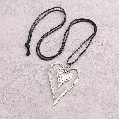 Leather Necklace for Women Boho Choker Necklace Long Cord Leather Pendant Bohemian Neckalce Vintage Alloy Pendant Leather Rope Necklace Wooden Necklaces for Women