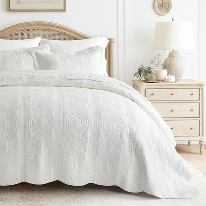EVERGRACE 100% Cotton Scallop Quilt Set, Queen Size 3 Piece Set – Lightweight Bedspread with 2 Shams, Soft Prewashed Matelasse Coverlet for Cozy and Elegant Bedding, Bright White