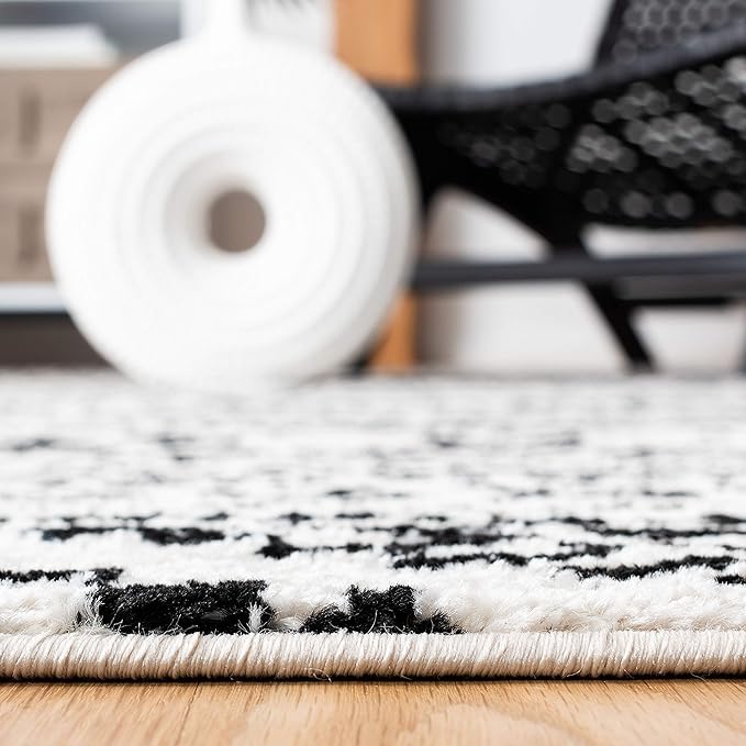 SAFAVIEH Area Rug 4x6 - Tulum Collection - Ivory & Black, Moroccan Boho Tribal Design, Non-Shedding & Easy to Clean, Ideal for Living Room, Bedroom, Dining Space (TUL272B)
