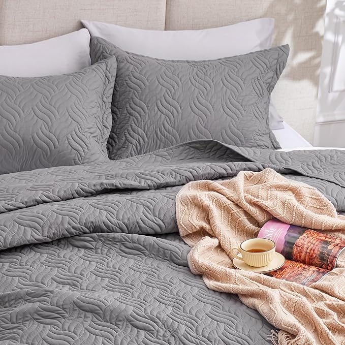Love's cabin King Size Quilt Bedding Set Grey Bedspreads - Bed Summer Lightweight Bedspread Comforter - Wave Pattern Bedding Coverlet for All Season - 3 Pieces (1 Quilt, 2 Pillow Shams)