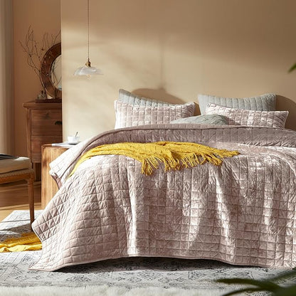 LEAONME Velvet Quilt California King-118''x106'', Lightweight Dusty Pink Comforter Set with 2 Pillow Shams, Soft Oversized Bedspread Coverlet Quilted Bedding Set for All Season