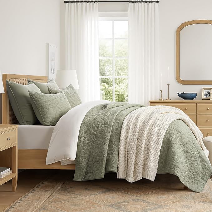 EVERGRACE 100% Cotton Paisley Quilt Set, King Size 3 Piece Set – Prewashed Lightweight Bedspread with 2 Shams, Soft & Breathable Matelasse Coverlet for All-Season Comfort, Light Sage Green