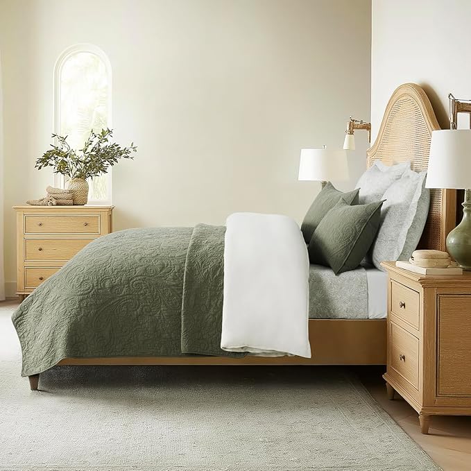 EVERGRACE 100% Cotton Paisley Quilt Set, King Size 3 Piece Set – Prewashed Lightweight Bedspread with 2 Shams, Soft & Breathable Matelasse Coverlet for All-Season Comfort, Olive Green