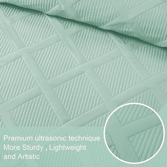 Exclusivo Mezcla Twin Size Quilt Set - Light Green Quilts Bedding Set with 2 Pillow Shams, Modern Bedspread with Striped Pattern, Soft Lightweight Bedspreads Coverlets for All Seasons