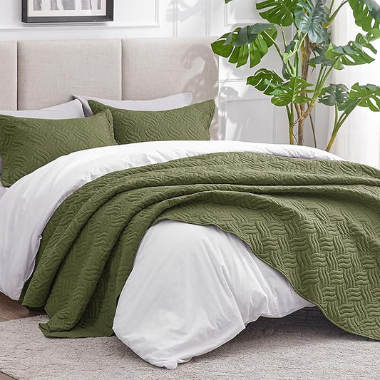 Love's cabin King Size Quilt Bedding Set Olive Green Bedspreads - Bed Summer Lightweight Bedspread Comforter - Wave Pattern Bedding Coverlet for All Season - 3 Pieces (1 Quilt, 2 Pillow Shams)