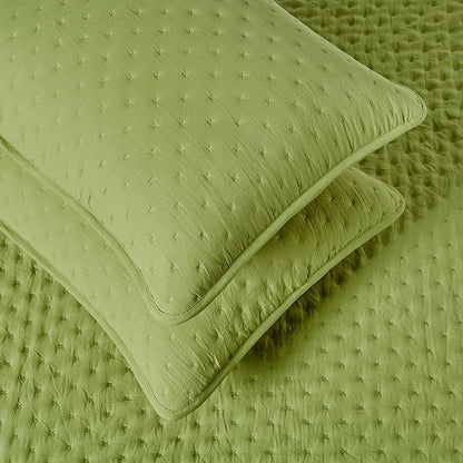 Amazon Basics Brushed Microfiber Quilt Set, Extra Soft with Natural Texture, 3-Piece,King, Green