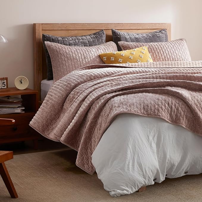 LEAONME Velvet Quilt King Size 98''x106'', Lightweight Dusty Pink Velvet Comforter Set with 2 Matching Shams, Soft Cross Stitch Bedspread Coverlet Bedding Set for All Season