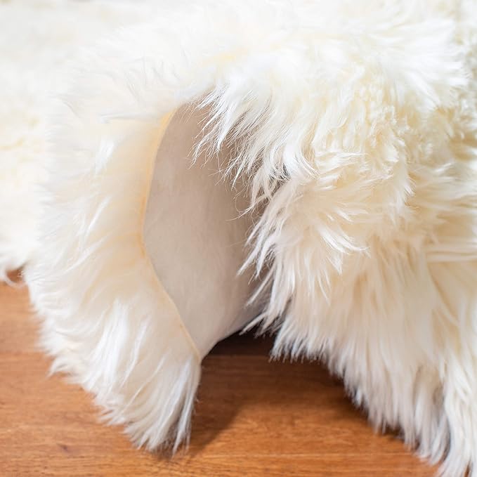 SAFAVIEH Sheep Skin Collection Area Rug - 5'5" x 7'7", White, Handmade Rustic Glam Genuine Pelt, 3.4-inch Thick Ideal for High Traffic Areas in Living Room, Bedroom (SHS121A)