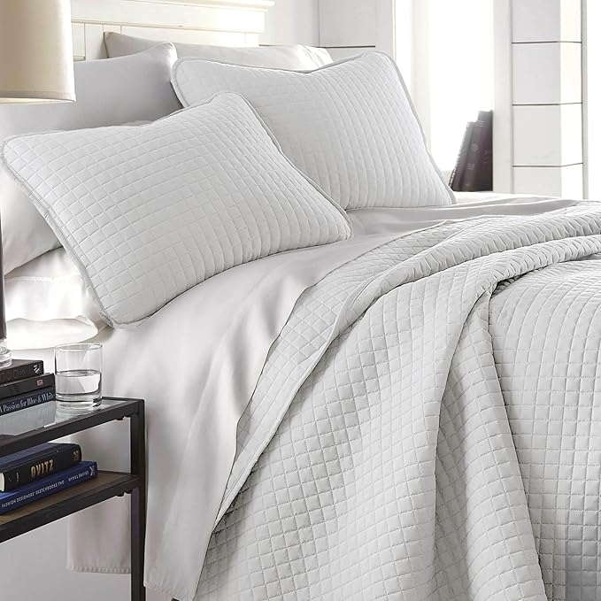 Southshore Fine Living, Inc. Twin XL Comforter Quilt Bedding Set, Dorm Room Bedding Essentials, Stain Resistant, Machine Washable Bedspread, XL/Twin Grey Quilt Bed Spread with Pillow Sham, Light Grey