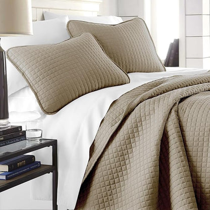 Southshore Fine Living, Inc. Full/Queen Quilt Set with 2 Matching Pillow Shams, Lightweight Full Size Quilt Coverlet, Easy Care, Machine Washable Queen Size Bedspread, Taupe