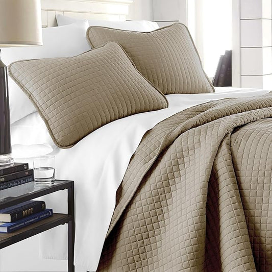 Southshore Fine Living, Inc. Full/Queen Quilt Set with 2 Matching Pillow Shams, Lightweight Full Size Quilt Coverlet, Easy Care, Machine Washable Queen Size Bedspread, Taupe