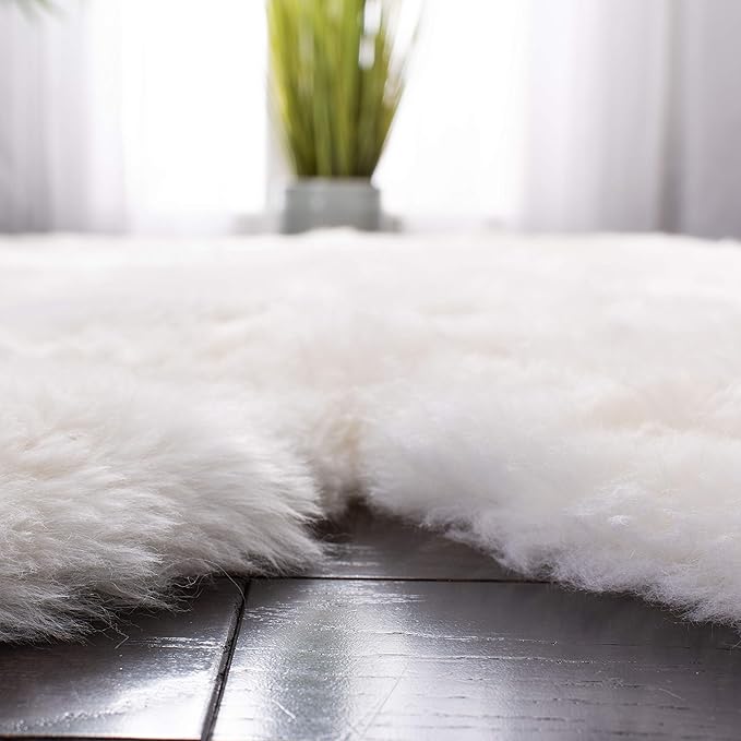 SAFAVIEH Sheep Skin Collection Area Rug - 5'5" x 7'7", White, Handmade Rustic Glam Genuine Pelt, 3.4-inch Thick Ideal for High Traffic Areas in Living Room, Bedroom (SHS121A)