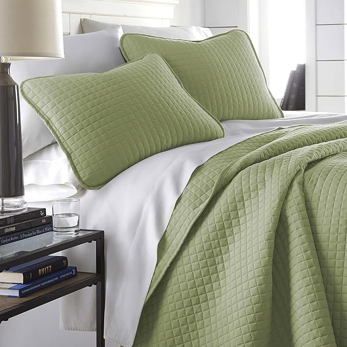 Southshore Fine Living, Inc. Oversized King Quilt Bedding Set, Pet Hair Resistant Bedding, Microfiber Lightweight Bedspread, California King Coverlet Set w/2 Pillow Shams, Sage Green Quilt