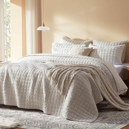 LEAONME Velvet Quilt Oversized California King-120''x120'', Lightweight White Velvet Comforter Set with 2 Pillow Shams, Oversized Bedspread Coverlet Quilted Bedding Set for All Season
