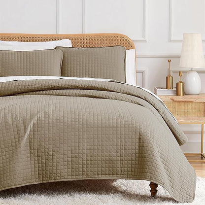 Southshore Fine Living, Inc. Full/Queen Quilt Set with 2 Matching Pillow Shams, Lightweight Full Size Quilt Coverlet, Easy Care, Machine Washable Queen Size Bedspread, Taupe